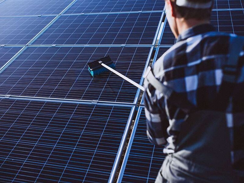 SolHeizTech - Reinigung von Solarmodulen: Kosten, Intervalle und wichtige Fakten 2025